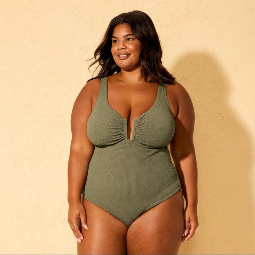 SHADE & SHORE NWT U-Wire Jacquard Scoop Neck
Medium Coverage One Piece Swimsuit